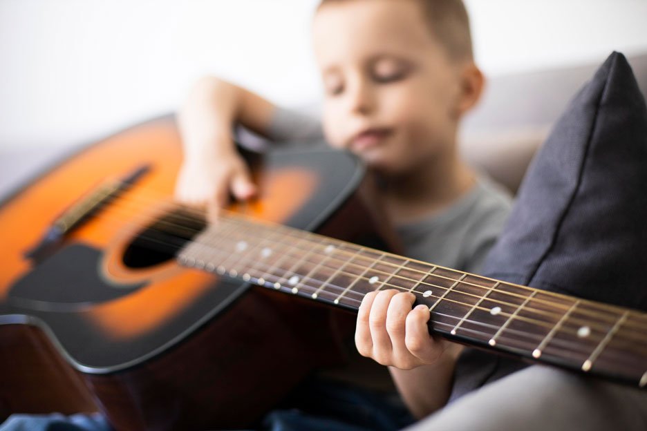 Clases-de-guitarra-para-niños