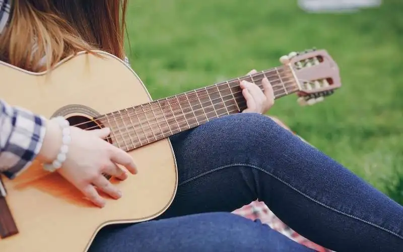 como-tocar-guitarra_-tocando